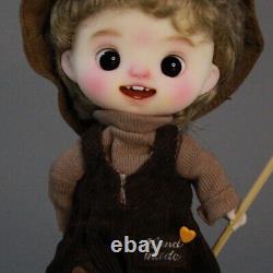 Poupée BJD Mini tête en résine 1/12 avec yeux noirs, perruque de cheveux bouclés, chapeau et ensemble complet de vêtements.