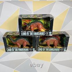 Titre traduit en français: 'Terre vintage des jouets de collection de dinosaures, ensemble complet à piles en très bon état'