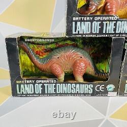 Titre traduit en français: 'Terre vintage des jouets de collection de dinosaures, ensemble complet à piles en très bon état'
