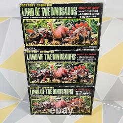 Titre traduit en français: 'Terre vintage des jouets de collection de dinosaures, ensemble complet à piles en très bon état'